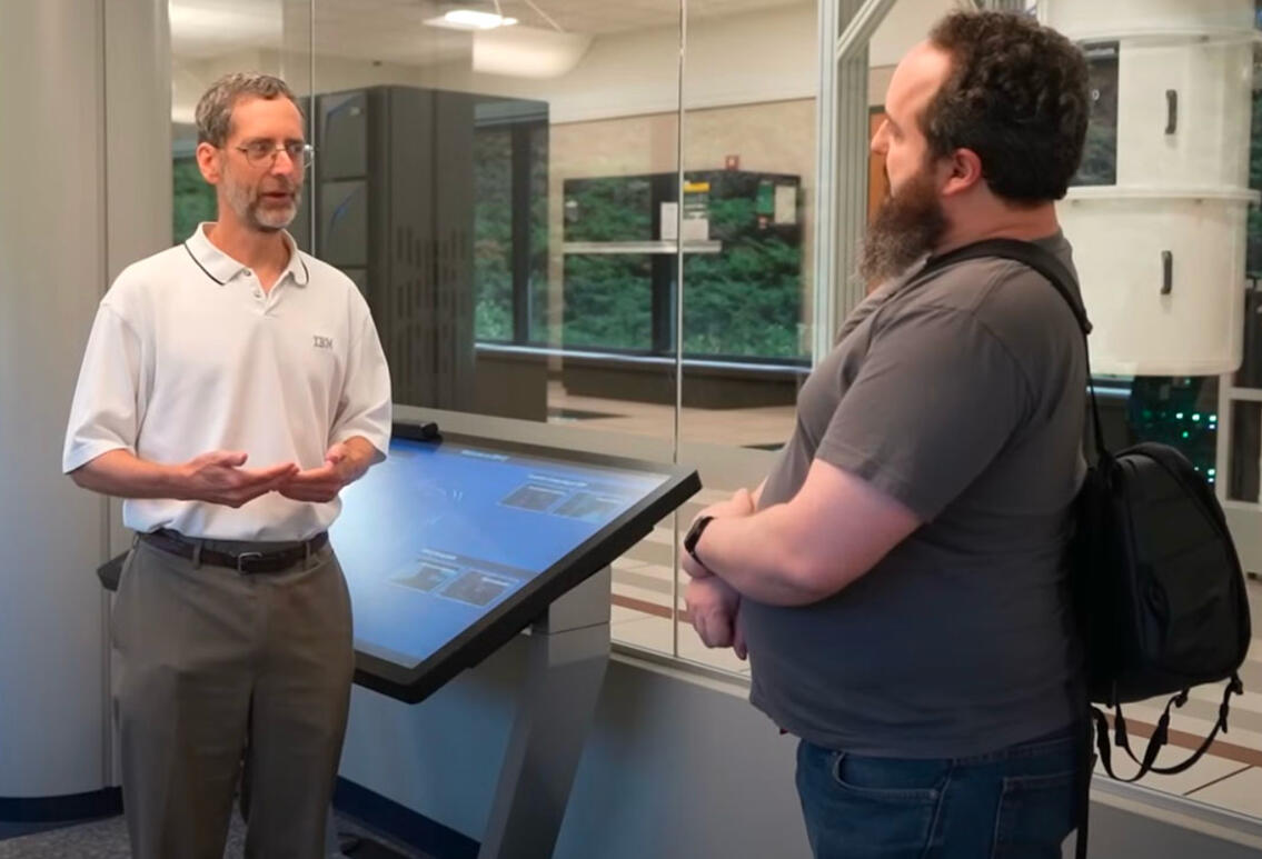 Fui convidado pela IBM para conhecer a sua fábrica de mainframes e entrevistar os criadores do computador quântico em 2023.
